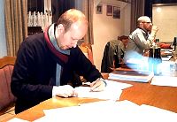 Foto: Stv. Vorsitzender Birger Lerch unterzeichnet die Geschäftsordnung