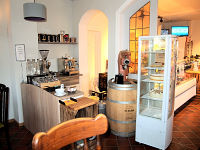 Blick in das kleine Café (linker Bereich)